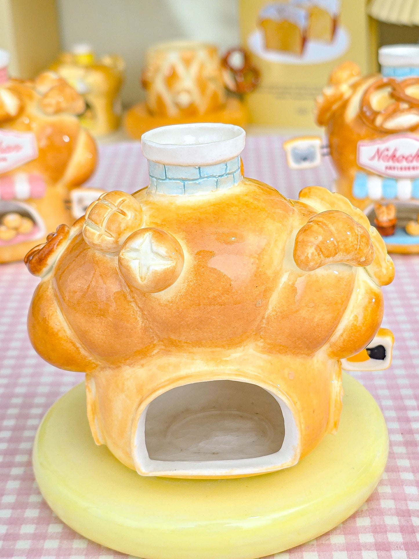 Nekochan bakery candle holder- croissant